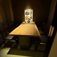 ご家族や恋人との特別な日を彩るお食事や、ビジネスシーンでの大切な会食や接待にもご利用いただける完全個室。ゆったりとお食事をお楽しみいただけるお席となっております。