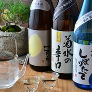 お料理に合う日本酒を、大将自らセレクト。食材や料理の味わいに合わせて、さっぱりとした飲み口のものや、しっかりとした辛口のものなど、その日その時に最適な一杯をご提案いたします。