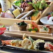 他のお客様を意識することなくお食事していただける完全個室は4名様・6名様までご利用可能。ビジネスシーンでのご利用以外にも、ご家族やご友人とのお食事にもぜひご利用ください。
