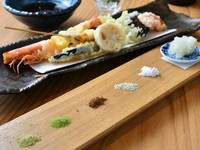 前菜から始まり、天ぷらや季節の一品、デザートまでをお楽しみいただけ、お食事をお好みのものから選べるコースとなっております。