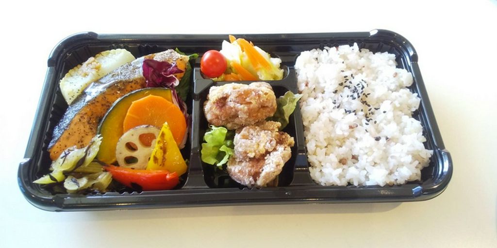 「テイクアウト」鮭からあげ弁当