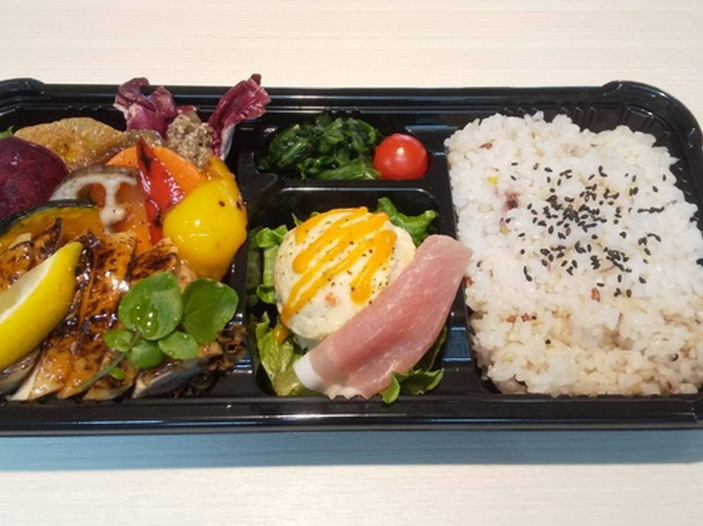 「テイクアウト」グリルチキン弁当