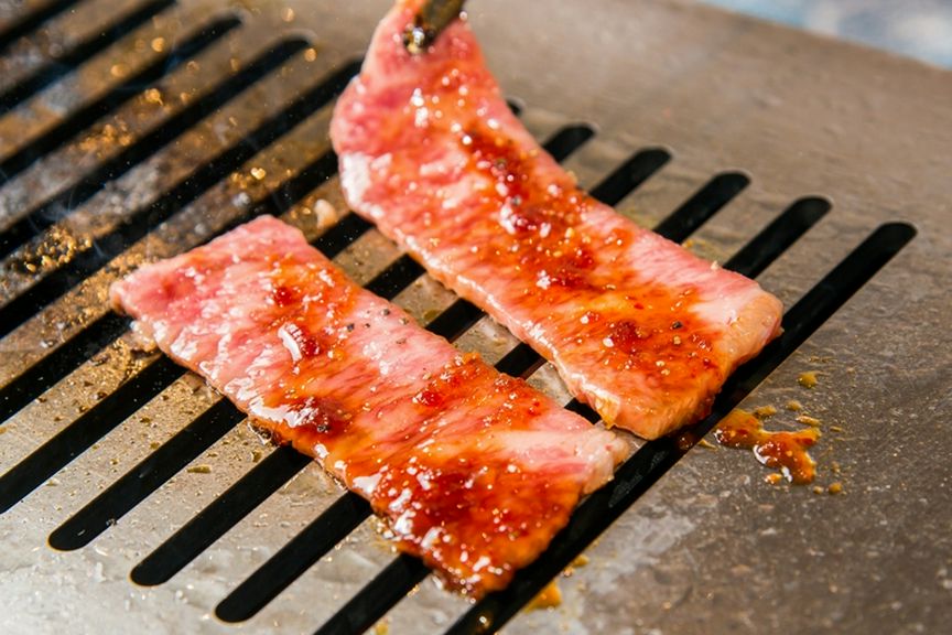 ジューシーな焼肉に合わせて“神泡”の生ビールが飲める