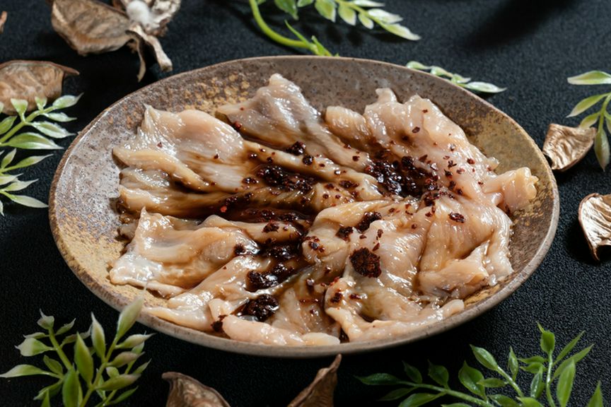 薄く削ぐようにカットされ、すぐ焼き上がり食べられる『てっさミノ（醤油）』