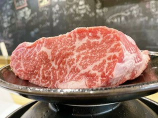 大きな塊の牛肉から丁寧にトリミングし切り出す「上カルビ」