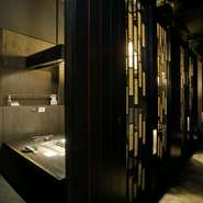 落ち着いた雰囲気の中で、厳選された松阪牛を贅沢に楽しめる理想的な焼肉店です。接待に最適で目の前の相手に集中し、心地良い会話を楽しみながら最高級の焼肉を堪能できます。