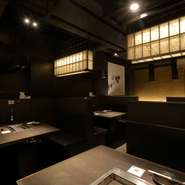 柔らかな灯りの下で、笑顔が自然とこぼれる二人。料理を提供するタイミングやスタッフの心温まる気配りが隅々にまで行き届いており、こだわりの焼肉を心から楽しんでいます。