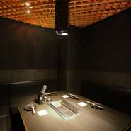 個室は静かなひとときを提供し、半個室は程良い距離感を保ちながらも、快適な食事を提供します。どちらも食事に集中できる環境が整っており、大切な時間を過ごすのにぴったり。