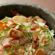 コースの〆としても提供される【松阪牛焼肉M】の人気メニュー。単品としてもオーダー可能です。牛肉とスライスされたフライドガーリックをご飯に乗せた逸品。満足感があり、飽きの来ない味に仕上っています。