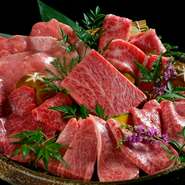料理人によって手切りされた盛り合わせは、繊細な技と知識が込められており異なる部位が織りなす風味や食感の調和を楽しめます。
特選カルビ／特選ロース／サーロイン／ヘレ／本日の松阪牛3種／赤身すき焼き／焼野菜