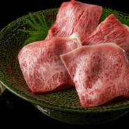 牛肉のプロが目利きした、厳選された産地直送の松阪牛をすき焼きで味わう一品。美しいサシの入った霜降り肉は舌の上でとろけるような味わいがあり、一度食べたら忘れられません。