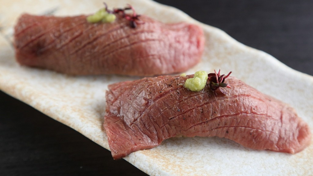 一口食ごとに肉の豊かな風味が広がる『松阪牛霜降赤身2種盛り合わせ』