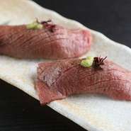 炙ることで松阪牛の旨みが一層引き立ち、上質な脂が舌の上でとろけるような感覚を堪能できます。赤身ならではの力強い肉の味わいと、霜降り特有のジューシーなコク、両方を一度に食べられる一皿。