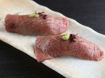 一口食ごとに肉の豊かな風味が広がる『松阪牛霜降赤身2種盛り合わせ』