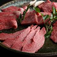 松阪牛は、肉質の美しさでも知られています。肉の中に均等に広がる脂肪は、豊かな旨み、柔らかさとジューシーさが調和。特に、シャトーブリアンやサーロインは、そのきめ細かな霜降りと滑らかさにも特徴があります。