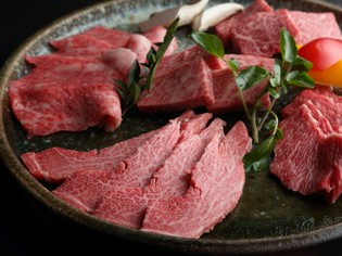 肉の繊細な食感とまろやかな脂のバランスが、松阪牛を際立たせる