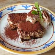 本格的なイタリア料理を楽しむのはもちろん、カフェ利用もOKのこちらのお店。『自家製ジェラート』や『ティラミス』などのデザートは常時3種類ほど用意されており、コーヒーを片手に贅沢な時間を過ごせます。