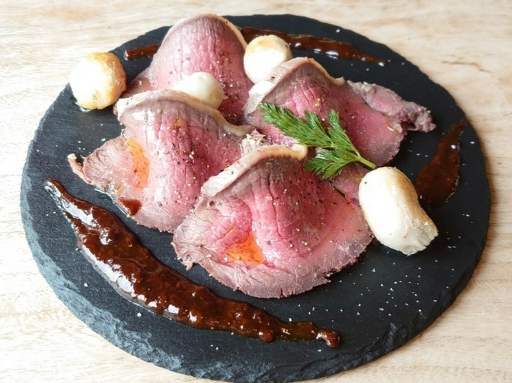 ジューシーな肉の旨みを楽しむ『ローストビーフ』