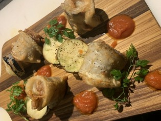 旬の鮮魚を使用して、趣向を凝らした一皿を生み出す