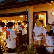 心地よい風を感じる桜川沿いに建つこちらのお店。開放感あふれるテラス席と店内の客席は貸切利用もOK。イタリアワインやビールを片手に楽しく盛り上がれそうです。