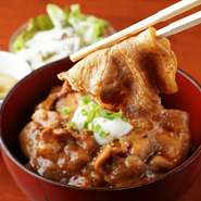 看板メニューの『温玉BOO丼』などには和豚もち豚リブロース、『タコライス』などには銘柄豚の『箱根山麓豚』を使用。特に和豚もち豚は鮮度にこだわり、冷凍せず使うため素材のおいしさを存分に感じられます。