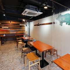 温かな雰囲気の店内。静かでリフレッシュできるテラス席も用意