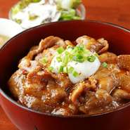 甘みのある和豚もち豚リブロースと、冷めてもおいしいもちもちのオリジナルブレンド米のご飯が相性抜群な一杯です。黄身が濃厚な鳳凰卵の温玉と絡めると旨みが増し、口の中で絶妙なハーモニーを生み出します。