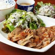 和豚もち豚リブロースにリンゴと玉ねぎ、蜂蜜などでつくるさっぱりとして甘辛い自家製たれを掛けたしょうが焼がメインの定食です。和豚もち豚は冷凍ではなく当日仕入れたものを使用するためフレッシュな味わいです。