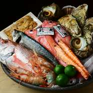 この道10年以上の料理長が目利きした、その日の極上のネタでお作りします。『ろく水産』から仕入れた全国の鮮魚をご堪能ください！値段は2,580円～となりますのでご確認ください。