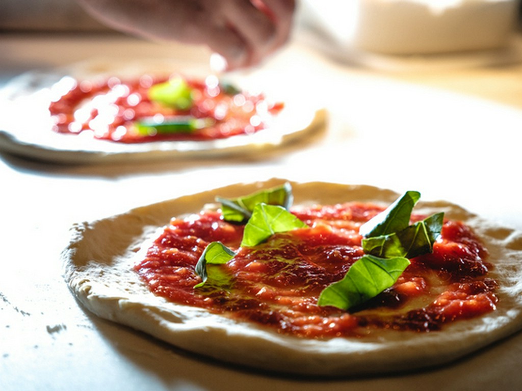 ワンコインで楽しめる、芳ばしい香りの焼きたてピザ