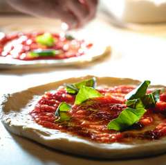 ワンコインで楽しめる、芳ばしい香りの焼きたてピザ