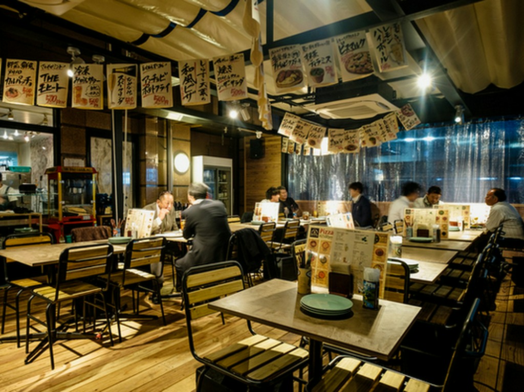 夜風に当たりながらリフレッシュできる、開放的なテラス席