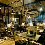 日常の中の休息時間を満喫できる、テラス席を完備。店内は最大20名、テラス席は最大40名で貸切利用も可能なので、グルメなお酒好きが集うパーティーにもオススメです。外で飲む一杯は格別。