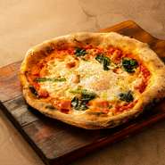 トマトソース、シュレッドチーズ、半熟玉子、ベーコン、ほうれん草、パルメザン、ブラックペッパーをのせた彩り豊かなピザ。半熟卵がとろける、喉越しのよさが人気です。