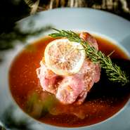 低温でじっくり火を入れて旨みを引き出した柔らかい肉は、一口頬張ると口の中でほどけるおいしさです。自家製ホースラディッシュのソースも自慢のポイント。