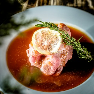 口の中でほどける柔らかさ『低温熟成ロースビーフ』