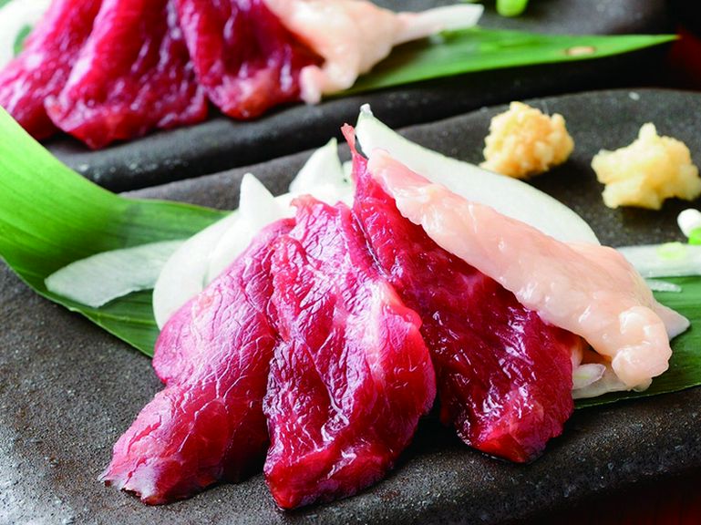 熊本の牧場から直送だから鮮度抜群!『馬刺し』