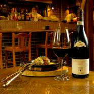 「なにわ黒牛」を使った肉料理を中心に、パスタ、ピッツァなどが揃っています。どの料理もワインに合わせやすい一皿。どのワインを選べば良いか迷うときは、スタッフへ話しかけてみて。