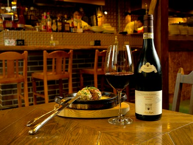 料理に合わせやすいような、ソムリエ監修のワインが揃う