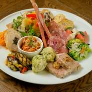 「定番」「季節」「リクエスト」、一皿の中には、それぞれの食材が使われた前菜を盛り合わせています。一品ずつ、味や調理法を変えながら提供。画像は2名盛ですが、1名盛もできます。