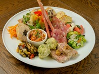 「定番」「季節」「リクエスト」、一皿の中には、それぞれの食材が使われた前菜を盛り合わせています。一品ずつ、味や調理法を変えながら提供。画像は2名盛ですが、1名盛もできます。