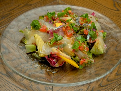 中央市場から届いた　本日の鮮魚のカルパッチョ　サラダ仕立て