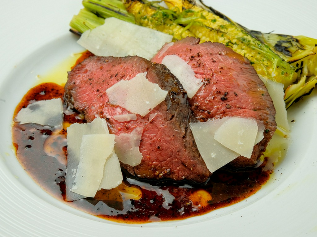 低温仕込みでじっくり中まで火を通した『大阪産！なにわ黒牛のグリル　季節野菜と黒トリュフソース』