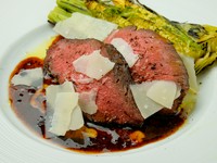 低温仕込みでじっくり中まで火を通した『大阪産！なにわ黒牛のグリル　季節野菜と黒トリュフソース』