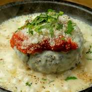 「なにわ黒牛」の肉肉しさを味わえるように、ひき肉はもちろんペーストも使われます。石焼プレートに乗せた状態で、グリルしてからオーブンへ。熱々のままテーブルへと運ばれます。