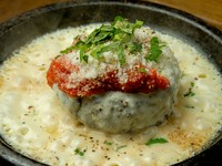 一部では“肉汁爆弾”との声も『なにわ黒牛の石焼き手ごねハンバーグ　トマトチーズフォンデュソース』