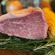 大阪府内の牧場で育てられている「なにわ黒牛」。環境や飼料からこだわり、長期肥育のため市場にはほぼ出回りません。肉質は柔らかく細かなサシが特徴。さっぱりとした脂は、濃厚な赤身のおいしさを引き出します。