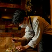 カウンター内で料理をつくりながら、店全体に気を配り続けています。足りないものや分からないことなど、困っている人がいたら、自分たちから声を掛けるようにしているとか。
