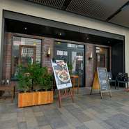 「梅田でイタリアンを食べたいと思ったとき、一番に思い浮かぶようなお店でありたい」と、話します。梅田駅からスグというアクセスの良さもあり、日々多くの人が訪れています。