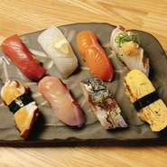 旬の食材を鮮度にこだわり、毎日市場から仕入れています。季節によって移り行くネタをお楽しみください。